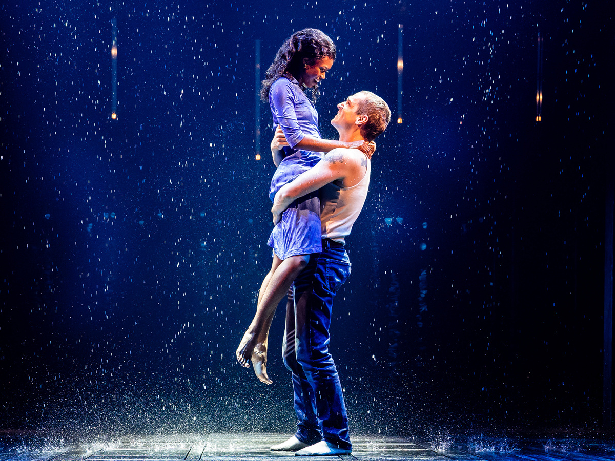 Allie and Noah embrace in the rain